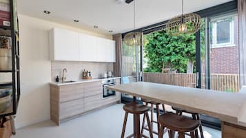 Een koelkast, een oven, een kookplaat, een vaatwasser