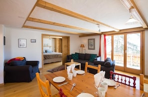 Interior - Living room with eating area, kitchen with dishwasher, Nespresso machine and microwave, one bedroom (Verbier)