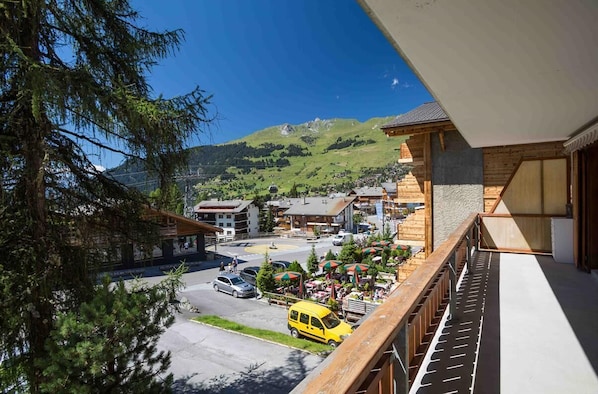 Property grounds - Living room with eating area, kitchen with dishwasher, Nespresso machine and microwave, one bedroom (Verbier)