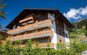 Exterior - Living room with eating area, kitchen with dishwasher, Nespresso machine and microwave, one bedroom (Verbier)