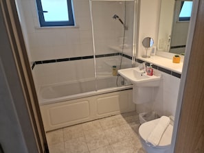 Apartment | Bathroom | Shower, towels - Immaculate 1-bed Apartment in London (London)