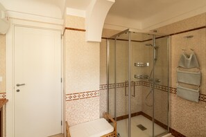 Bruser, bidet, håndklæder, Sæbe