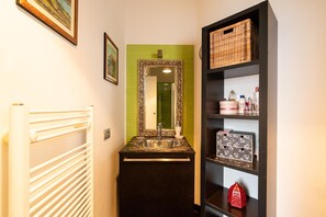 Shower, hair dryer, bidet, towels