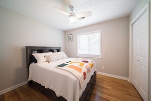 3 bedrooms, iron/ironing board, free WiFi, bed sheets - Cozy Brick Ranch Home owned and operated by an Army Soldier!!! (Columbus)
