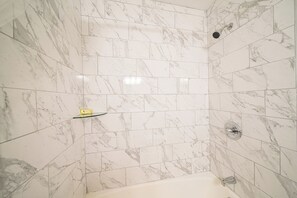 Haartrockner, Handtücher, Seife, Shampoo