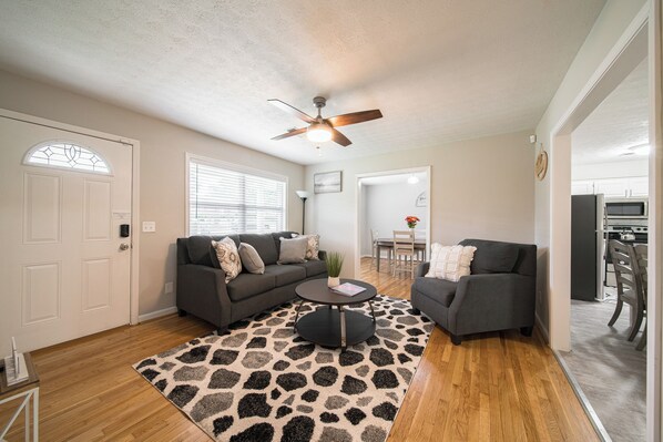 Smart TV, books - Cozy Brick Ranch Home owned and operated by an Army Soldier!!! (Columbus)