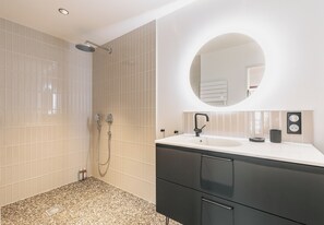 Dusj, hårføner, håndklær og såpe