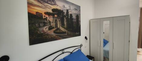 1 chambre, bureau, chambres insonorisées, fer et planche à repasser