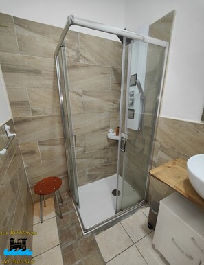 Chuveiro, secador de cabelo, roupões de banho, bidê