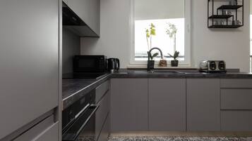 Microones, rentaplats i utensilis de cuina, vaixella i coberteria