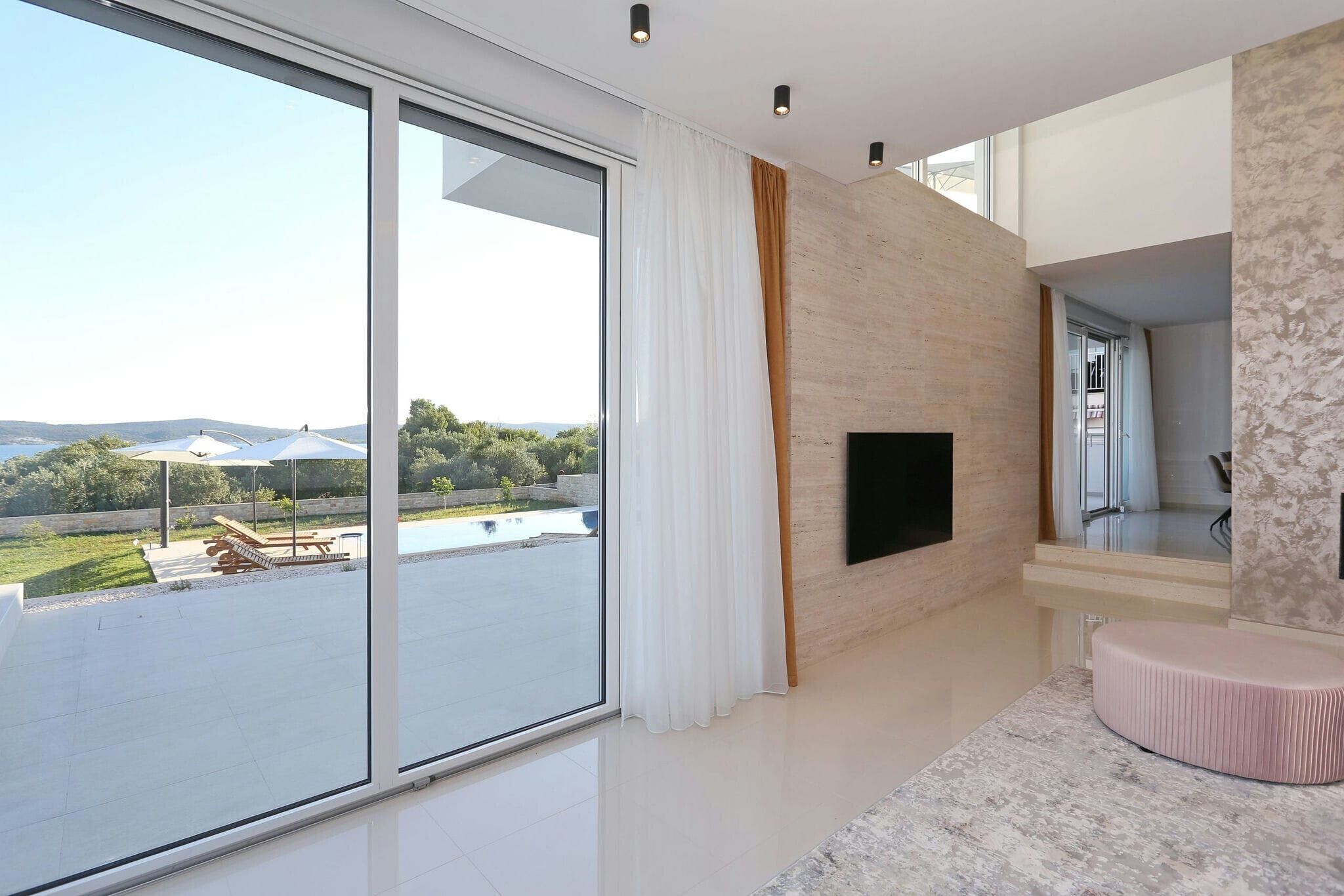 Villa, 5 chambres, accessible aux personnes à mobilité réduite, piscine privée | Salle de séjour | Cheminée