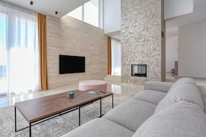 Vila, 5 quartos, acessível, piscina particular | Sala de estar | Lareira
