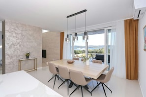 Vila, 5 quartos, acessível, piscina particular | Opções para refeição no quarto