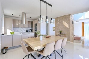 Vila, 5 quartos, acessível, piscina particular | Cozinha privada | Micro-ondas, fogão, lava-louças, cafeteira/chaleira