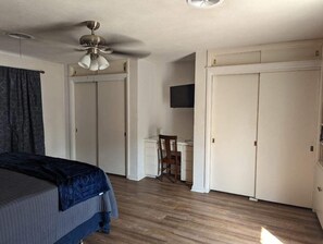 4 bedrooms, desk, free WiFi, bed sheets