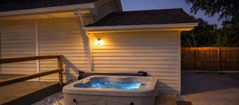 Peaceful 4BR ranch w/ hot tub, fire pit & quick access to Ste. Genevieve’s wineries & shops.