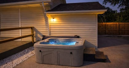 Peaceful 4BR ranch w/ hot tub, fire pit & quick access to Ste. Genevieve’s wineries & shops.