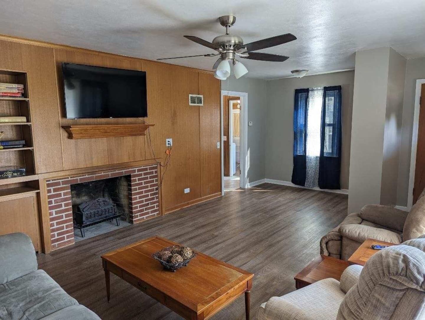 Smart-tv, eldstad, böcker och kontor