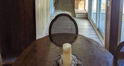 Peaceful 4BR ranch w/ hot tub, fire pit & quick access to Ste. Genevieve’s wineries & shops.