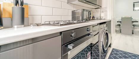 冷蔵庫、ダイニングテーブル