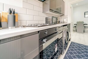 Kühlschrank, Esstisch