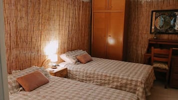 2 bedrooms, desk, iron/ironing board, WiFi