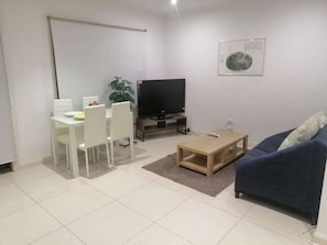 Casa de ciudad clásica | Área de sala de estar | Televisión LED de 24 pulgadas con canales digitales 