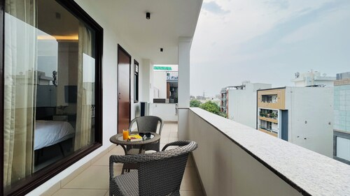 BluO 3BHK Golf Course Road Balcony Lift 