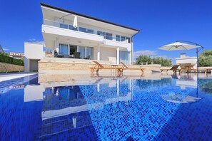 A modern two-story house with a swimming pool, lounge chairs, and an umbrella. - Villa Capan Zadarvillas (Sveti Filip i Jakov)