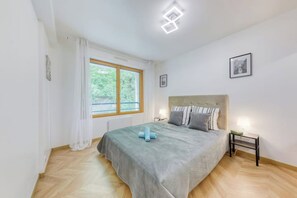 1 slaapkamer, geluiddichte muren, een strijkplank/strijkijzer, wifi