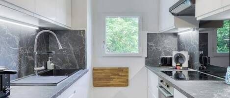 Een koelkast, een oven, een kookplaat, een vaatwasser