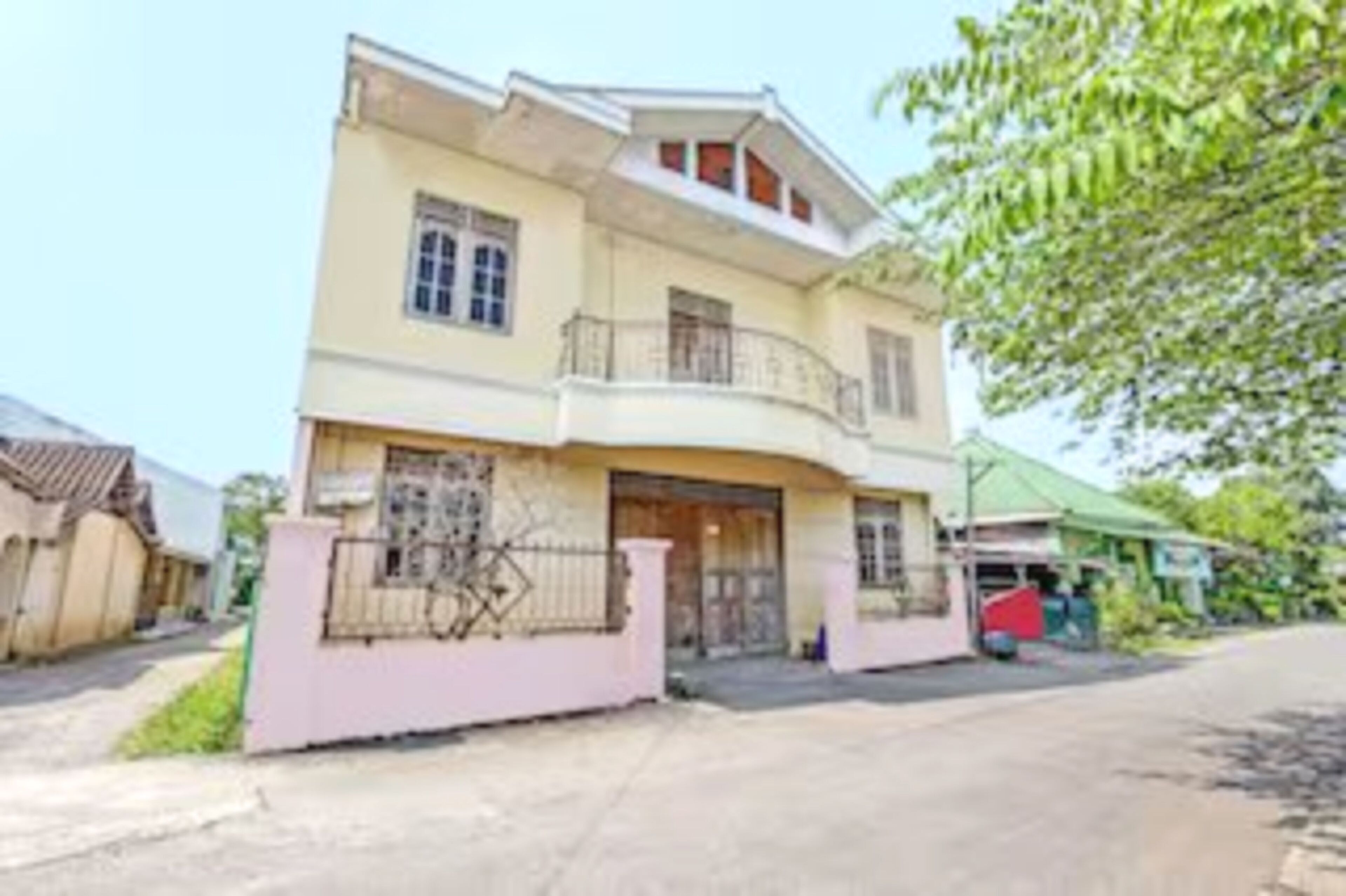 Vista frontal de la propiedad