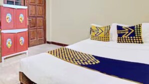 Un dormitorio con cama, almohadas y un armario.