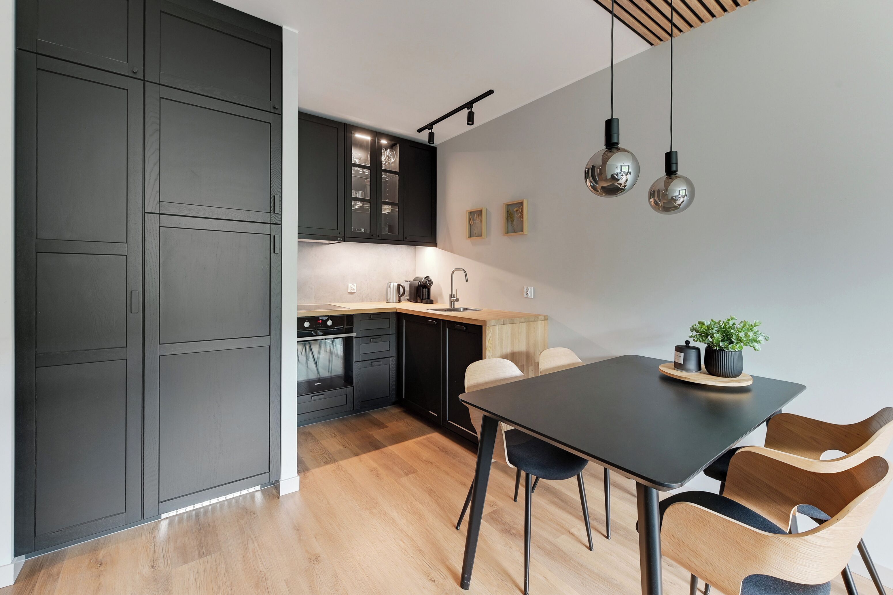 Fridge, stovetop, dishwasher, coffee/tea maker