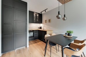 Tủ lạnh, bếp nấu, máy rửa bát, dụng cụ pha cà phê/trà 