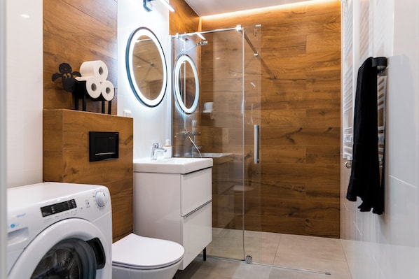 Comfort-Apartment, 1 Schlafzimmer, Balkon | Badezimmer | Dusche, Handtücher, Seife, Shampoo