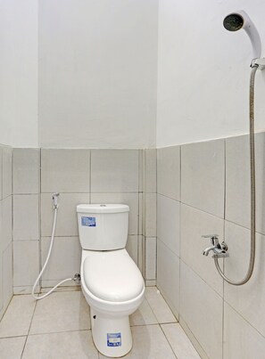 Deluxe Double Room | Bathroom | Shower, towels