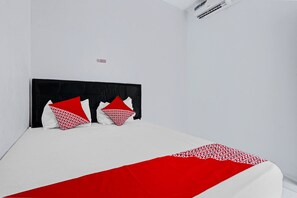 Deluxe Double Room | Desk, laptop workspace, free WiFi, bed sheets - Super OYO 90550 Good Sleep 3 Samarinda (Samarinda)
