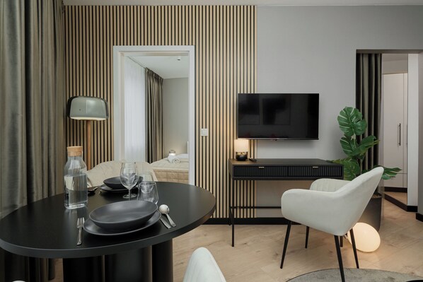 Apartment, 1 Schlafzimmer, Küche | 2 Schlafzimmer, individuell eingerichtet, laptopgeeigneter Arbeitsplatz