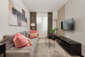 42-inch LED TV with cable channels, streaming services - Apartament With AC Dyrekcyjna Wrocław (Wroclaw)