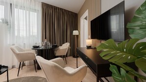 42-inch LED TV with cable channels, streaming services - Apartament With AC Dyrekcyjna Wrocław (Wroclaw)