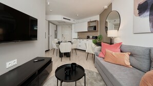 42-inch LED TV with cable channels, streaming services - Apartament With AC Dyrekcyjna Wrocław (Wroclaw)