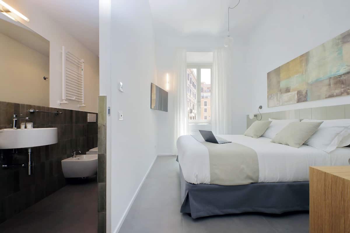 Chambre double, salle de bain attenante, vue sur la ville | Bureau, rideaux dâobscurcissement, systĂšme dâinsonorisation
