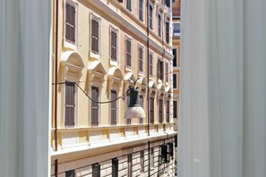 Camera doppia, bagno in camera, vista città | Una scrivania, tende oscuranti, insonorizzazione