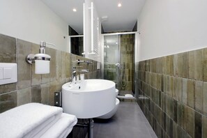 Doppelzimmer, mit Bad, Stadtblick | Badezimmer