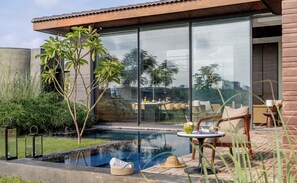 Caja de seguridad en la habitación y escritorio 