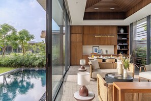 Svit - 2 sovrum (SuiteZ with Plunge Pool) | Vardagsrum | 55-tums LED-tv med satellitkanaler och böcker