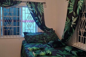 1 habitación, tabla de planchar con plancha, wifi gratis y ropa de cama 