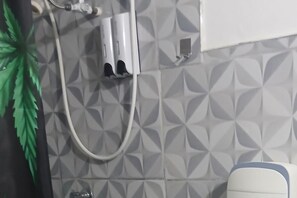 Casa | Baño | Regadera y toallas 