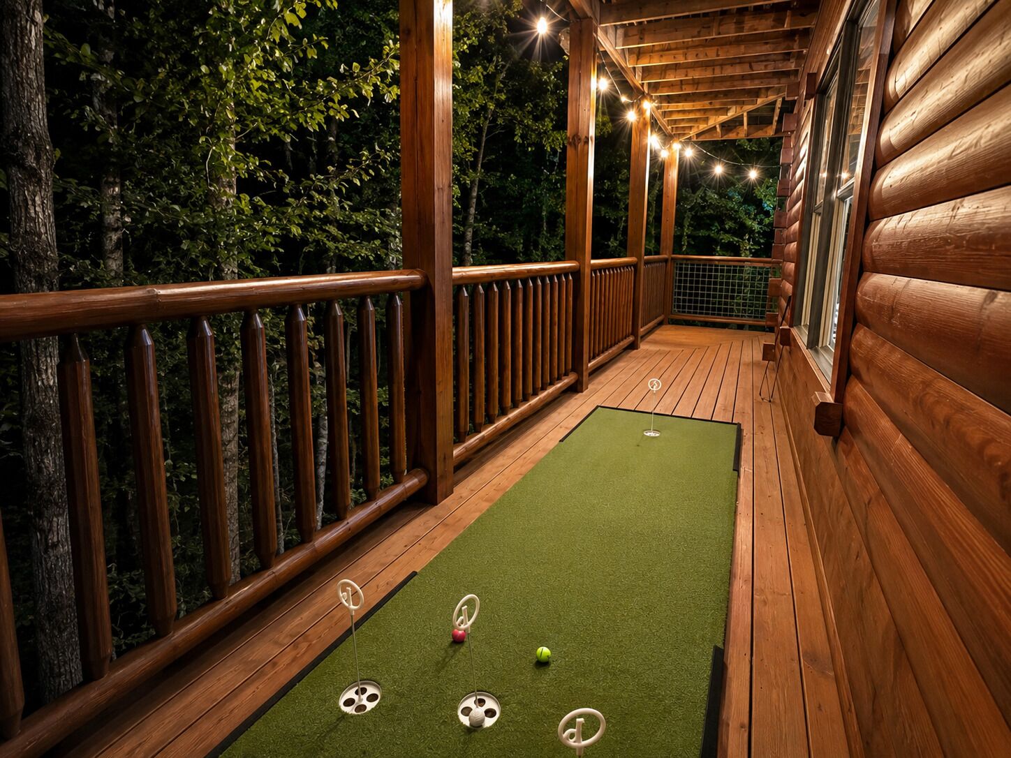 Een houten terras met een groene mat, een tennisbal en twee golfballen.